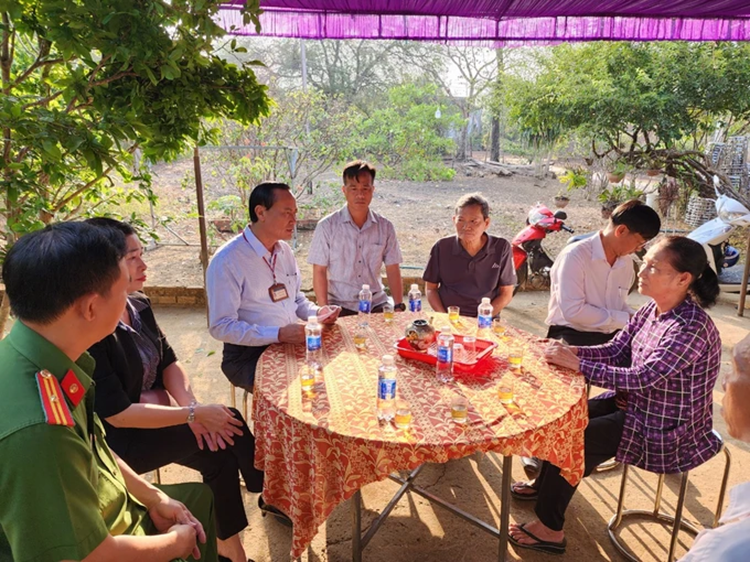 Tìm thấy thi thể 3 nữ sinh bị nước cuốn ở Bình Phước - Hình 4 Tim thay thi the 3 nu sinh bi nuoc cuon o Binh Phuoc-Hinh-4