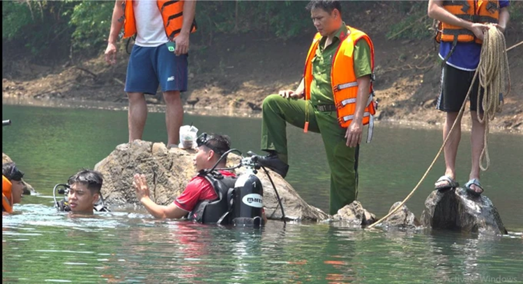Tìm thấy thi thể 3 nữ sinh bị nước cuốn ở Bình Phước - Hình 2 Tim thay thi the 3 nu sinh bi nuoc cuon o Binh Phuoc-Hinh-2