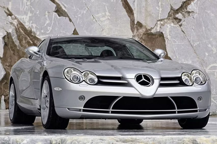  Mercedes-Benz SLR McLaren 2004 từ 762.811 USD (khoảng 18,5 tỷ đồng) Mercedes-Benz SLR McLaren là mẫu xe ra đời năm 2003, thời điểm thương hiệu ngôi sao ba cánh của Đức nắm giữ 40% cổ phần của hãng xe Anh quốc McLaren. Trước khi dừng sản xuất vào năm 2010, chỉ có 2.157 chiếc SLR xuất xưởng, với hai biến thể chính là coupe (mui cứng) và roadster (mui trần).
