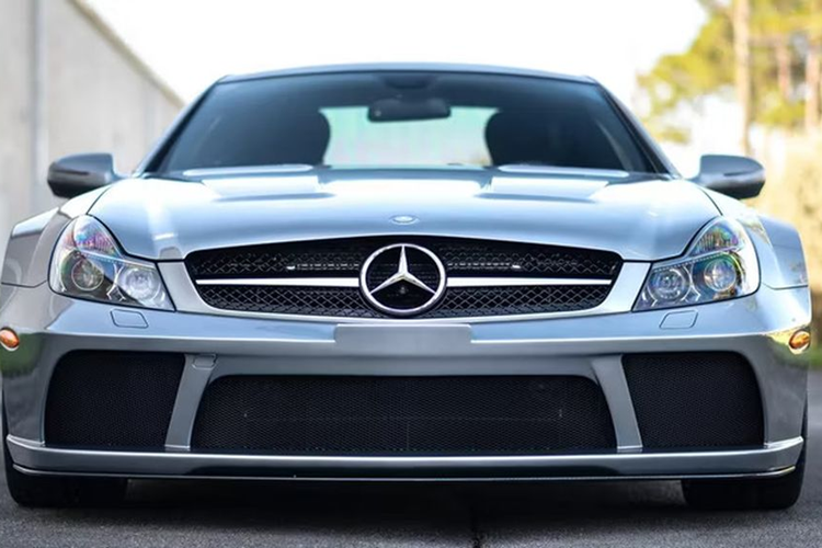  Mercedes-Benz SL65 AMG Black Series 2009 từ 449.271 USD (khoảng 10,9 tỷ đồng) Dòng Mercedes-Benz SL luôn mang đến những chiếc xe thể thao hiệu suất cao, tuy nhiên mẫu SL65 AMG Black Series này đã vượt qua ranh giới của phân khúc. Động cơ V12 tăng áp kép đặt ở phía trước và truyền công suất cực đại 661 mã lực và mô-men xoắn cực đại 1.000Nm thẳng tới bánh sau thông qua hộp số tự động 5 cấp đã được sửa đổi.