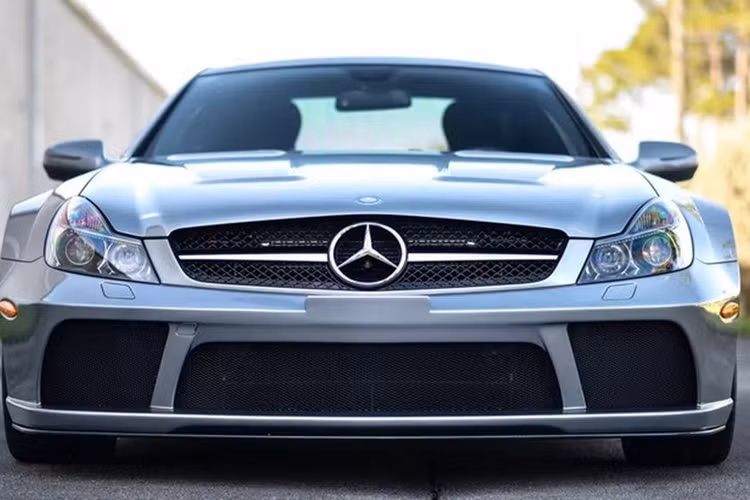  Mercedes-Benz SL65 AMG Black Series 2009 từ 449.271 USD (khoảng 10,9 tỷ đồng) Dòng Mercedes-Benz SL luôn mang đến những chiếc xe thể thao hiệu suất cao, tuy nhiên mẫu SL65 AMG Black Series này đã vượt qua ranh giới của phân khúc. Động cơ V12 tăng áp kép đặt ở phía trước và truyền công suất cực đại 661 mã lực và mô-men xoắn cực đại 1.000Nm thẳng tới bánh sau thông qua hộp số tự động 5 cấp đã được sửa đổi.