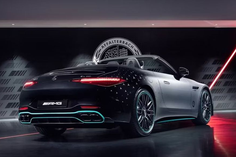 Mercedes-AMG SL63 2023 sở hữu động cơ V8 Biturbo 4.0L, sản sinh công suất 577 mã lực và mô-men xoắn 800Nm. Khối động cơ này cho phép xe tăng tốc từ 0-96km/h chỉ trong 3,5 giây.