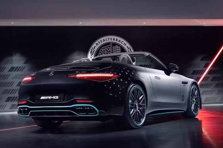 Mercedes-AMG SL63 2023 sở hữu động cơ V8 Biturbo 4.0L, sản sinh công suất 577 mã lực và mô-men xoắn 800Nm. Khối động cơ này cho phép xe tăng tốc từ 0-96km/h chỉ trong 3,5 giây.