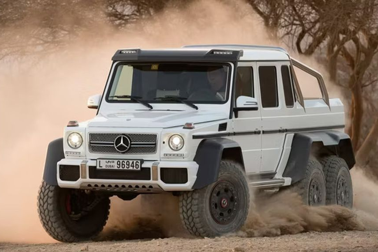  Mercedes-AMG G63 6x6 2015 từ 682.777 USD (khoảng 16,6 tỷ đồng) Mercedes-AMG G63 6x6 là một trong những mẫu siêu SUV hiếm có trên thế giới khi chỉ được sản xuất với số lượng khoảng 100 chiếc từ năm 2013 đến 2015. Do chỉ được sản xuất với số lượng giới hạn nên Mercedes-AMG G63 6x6 2015 có mức giá đắt đỏ cũng là điều dễ hiểu.