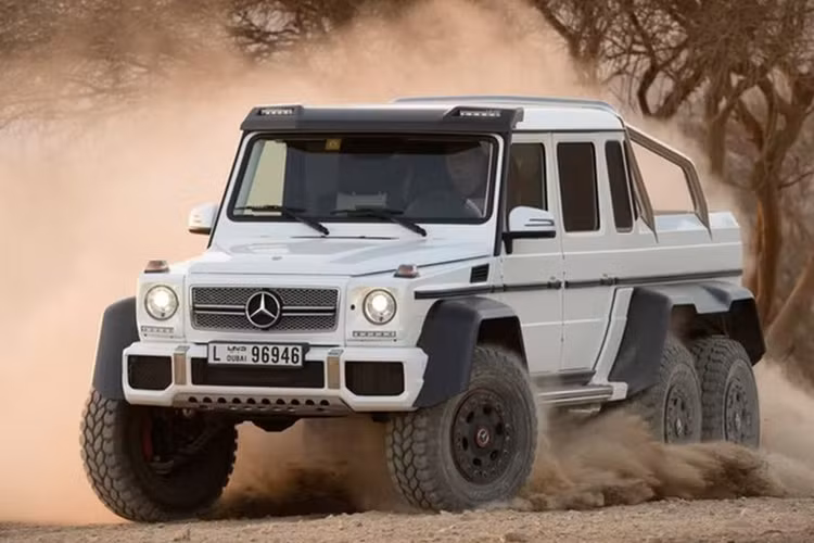  Mercedes-AMG G63 6x6 2015 từ 682.777 USD (khoảng 16,6 tỷ đồng) Mercedes-AMG G63 6x6 là một trong những mẫu siêu SUV hiếm có trên thế giới khi chỉ được sản xuất với số lượng khoảng 100 chiếc từ năm 2013 đến 2015. Do chỉ được sản xuất với số lượng giới hạn nên Mercedes-AMG G63 6x6 2015 có mức giá đắt đỏ cũng là điều dễ hiểu.