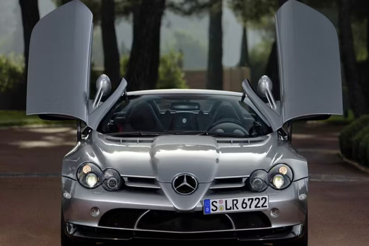  Mercedes-Benz SLR McLaren 722 S Roadster 2009 từ 774.958 USD (khoảng 18,85 tỷ đồng) Mercedes-Benz SLR McLaren 722 S Roadster là phiên bản đặc biệt của SLR McLaren đời 2004 vừa được nêu ở trên. Mẫu xe này có giá quy đổi khoảng 775.000 USD (khoảng 18,85 tỷ đồng).