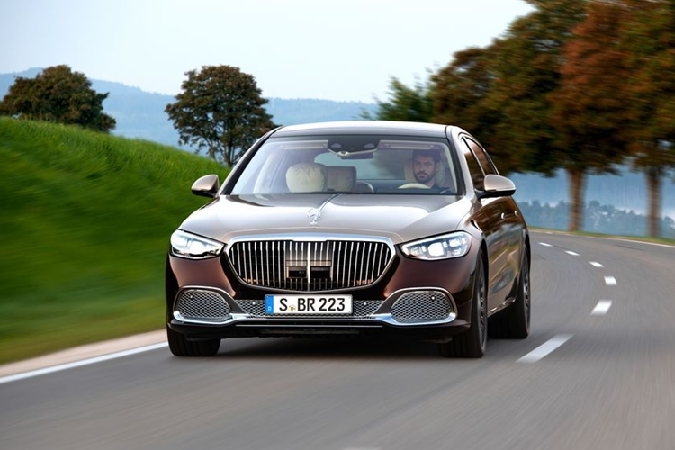 Mercedes-Maybach S680 4Matic sở hữu máy xăng V12 6.0L tăng áp kép được chế tạo thủ công, sản sinh công suất tối đa 621 mã lực và mô-men xoắn cực đại 1.001 Nm. Đây chính là điểm vượt trội hoàn toàn của S680 so với các bản thấp hơn.