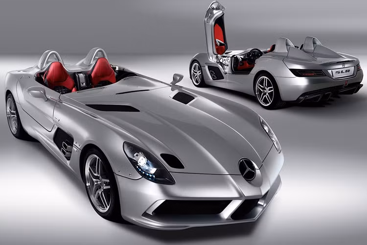 Mercedes-Benz khẳng định rằng đây là “chiếc xe đường trường hoàn thiện và mang lại cảm giác thú vị nhất của hãng xe này, sau chiếc CLK GTR Roadster.” “Trái tim” của Mercedes-Benz SLR Stirling Moss là khối động cơ V8 5.4L siêu nạp, cho công suất 641 mã lực và mô-men xoắn 820Nm. Khả năng tăng tốc của mẫu xe này từ 0 - 96 km/h là 3,3 giây.