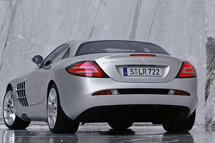 "Trái tim" của Mercedes-Benz SLR McLaren là động cơ V8 siêu nạp, dung tích 5.4L, sản sinh công suất tối đa 626 mã lực và 780 Nm mô-men xoắn cực đại, đi kèm hộp số tự động 5 cấp có tên gọi AMG Speedshift R với ba chế độ thủ công. Xe tăng tốc 0-100 km/h trong 3,8 giây trước khi đạt tốc độ tối đa 334 km/h.