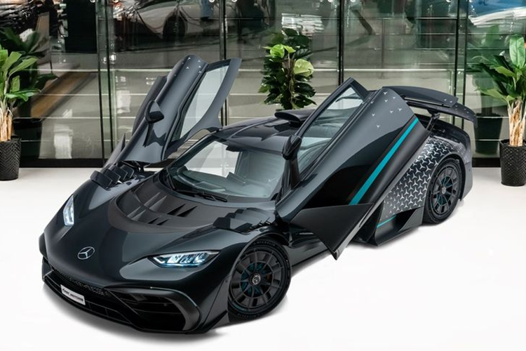 Mercedes-AMG One thuộc top xe nhanh nhất thế giới khi chỉ mất 2,9 giây để tăng tốc từ 0 - 100km và vận tốc tối đa đạt 352km/h. Để làm được điều này, mẫu xe sở hữu động cơ V6 1.6L tăng áp kết hợp động cơ điện cho công suất tổng lên tới 1049 mã lực.