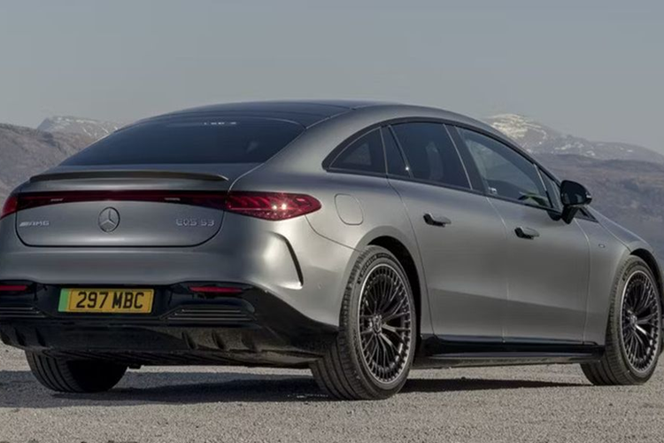 Mercedes-AMG EQS 53 Sedan 2023 được trang bị 2 động cơ điện, cho công suất 649 mã lực và mô-men xoắn 952Nm. Khối động cơ này cho phép xe tăng tốc từ 0-96km/h trong 3,4 giây với tốc độ tối đa 241km/h.