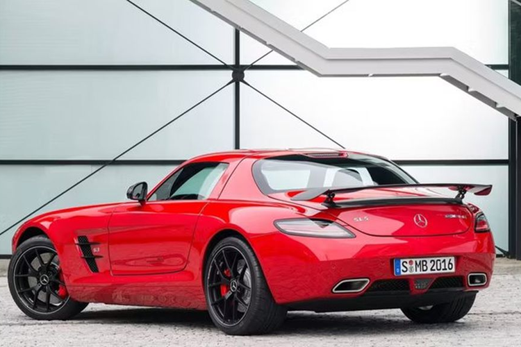 Vòng tua cực đại của động cơ tăng từ 7.200 lên 8.000 vòng/phút. Xe có khả năng tăng tốc từ 0 đến 100km/h chỉ trong 3,6 giây, nhanh hơn 0,2 giây so với xe SLS AMG công suất 571 mã lực. Về tốc độ cực đại, SLS AMG Black Series đạt 315km/h, chứ không phải 317km/h như phiên bản GT. Đó chủ yếu là nhờ cánh gió mới phía sau và gói khí động học được thay đổi.