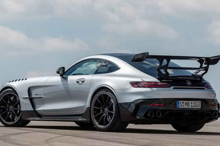 Hộp số ly hợp kép 8 cấp được gia cố để chống chịu mô-men xoắn khủng hơn trước đáng kể, qua đó cho phép mẫu xe dẫn động cầu sau bứt tốc từ 0 lên 100 km/h chỉ trong 3,2 giây, lên 200 km/h trong chưa đầy 9 giây. Tốc độ tối đa chiếc coupe có thể chạm đến được giới hạn ở 325 km/h.