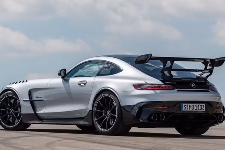 Hộp số ly hợp kép 8 cấp được gia cố để chống chịu mô-men xoắn khủng hơn trước đáng kể, qua đó cho phép mẫu xe dẫn động cầu sau bứt tốc từ 0 lên 100 km/h chỉ trong 3,2 giây, lên 200 km/h trong chưa đầy 9 giây. Tốc độ tối đa chiếc coupe có thể chạm đến được giới hạn ở 325 km/h.