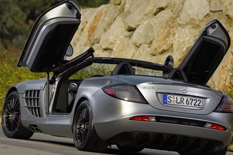 Lý giải về tên gọi ‘722’, đây là cái tên được đặt theo giờ xuất phát (7 giờ 22 phút) của chiếc Mercedes-Benz 300 SLR do Stirling Moss cầm lái trên đường đua vào năm 1955 và giành chiến thắng thuyết phục. Xeđược trang bị động cơ V8 tăng áp 5.5L cho công suất cực đại 650 mã lực và mô-men xoắn 820 Nm. .