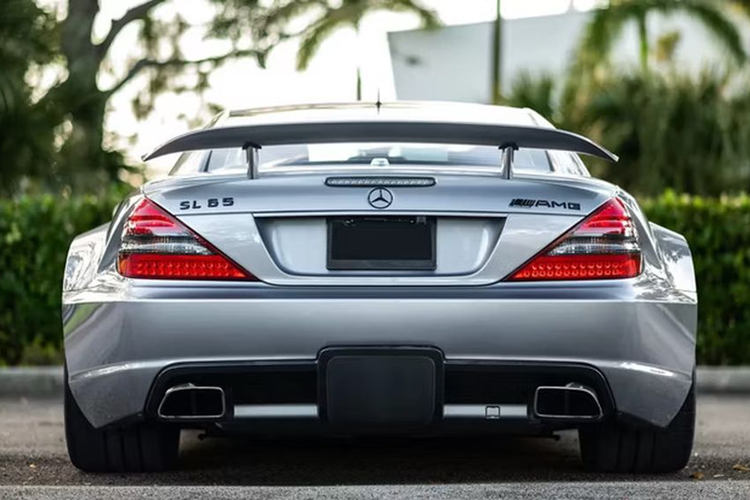 Khối động cơ này cho phép Mercedes-Benz SL65 AMG Black Series 2009 tăng tốc từ 0-60km/h trong 3,6 giây. Mercedes-Benz SL65 AMG Black Series 2009 có giá quy đổi ở thời điểm hiện tại là 449.271 USD (khoảng 10,93 tỷ đổng).