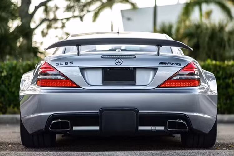 Khối động cơ này cho phép Mercedes-Benz SL65 AMG Black Series 2009 tăng tốc từ 0-60km/h trong 3,6 giây. Mercedes-Benz SL65 AMG Black Series 2009 có giá quy đổi ở thời điểm hiện tại là 449.271 USD (khoảng 10,93 tỷ đổng).
