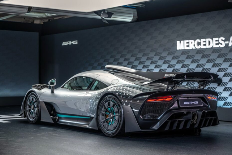 Động cơ thứ ba được lắp cùng với động cơ xăng, truyền 161 mã lực đến trục khuỷu. Động cơ thứ tư gắn liền với bộ tăng áp công nghệ cao bổ sung thêm 121 mã lực. Hệ thống dẫn động 4 bánh AMG Performance 4MATIC+ có khả năng biến thiên độc lập từng bánh theo điều kiện mặt đường.