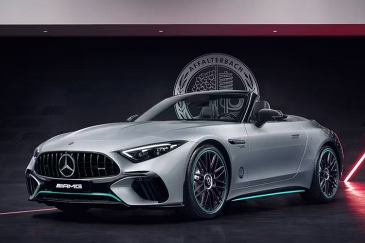 Mercedes-AMG SL63 2023 – Giá bán từ 183.000 USD (khoảng 4,46 tỷ đồng) AMG SL63 là phiên bản mạnh mẽ và đắt tiền nhất trong dòng SL couple mui trần hiện nay của Mercedes-Benz. Mẫu xe này có giá bán khởi điểm từ 183.000 USD (khoảng 4,46 tỷ đồng).