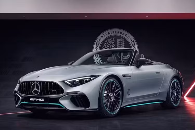 Mercedes-AMG SL63 2023 – Giá bán từ 183.000 USD (khoảng 4,46 tỷ đồng) AMG SL63 là phiên bản mạnh mẽ và đắt tiền nhất trong dòng SL couple mui trần hiện nay của Mercedes-Benz. Mẫu xe này có giá bán khởi điểm từ 183.000 USD (khoảng 4,46 tỷ đồng).