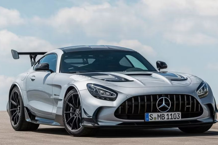  Mercedes-Benz AMG GT Black Series 2023 từ 325.000 USD (khoảng 7,9 tỷ đồng) Được phân nhánh hiệu suất cao AMG của Mercedes-Benz miêu tả là "siêu xe thể thao mang lại những giá trị giàu truyền thống thương hiệu trong làng đua xe", GT Black Series được trang bị động cơ V8 4.0L tăng áp kép với công suất vô cùng ấn tượng 720 mã lực, mô-men xoắn 800 Nm.