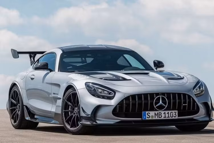  Mercedes-Benz AMG GT Black Series 2023 từ 325.000 USD (khoảng 7,9 tỷ đồng) Được phân nhánh hiệu suất cao AMG của Mercedes-Benz miêu tả là "siêu xe thể thao mang lại những giá trị giàu truyền thống thương hiệu trong làng đua xe", GT Black Series được trang bị động cơ V8 4.0L tăng áp kép với công suất vô cùng ấn tượng 720 mã lực, mô-men xoắn 800 Nm.