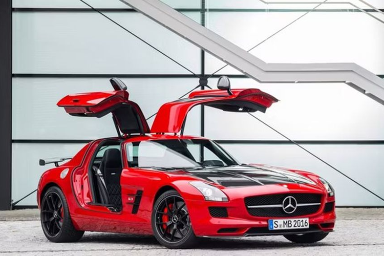  Mercedes-Benz SLS AMG Black Series 2013 từ 373.848 USD (khoảng 9,11 tỷ đồng) Tương tự Mercedes-Benz SLS AMG GT Final Edition, phiên bản SLS AMG Black Series cũng bị ngừng sản xuất từ năm 2013. Mẫu xe này có giá bán từ 373.848 USD (khoảng 9,11 tỷ đồng). Mercedes-Benz SLS AMG Black Series 2013 được trang bị động cơ V8 6.2L cho công suất 635 mã lực và mô-men xoắn 635 Nm.