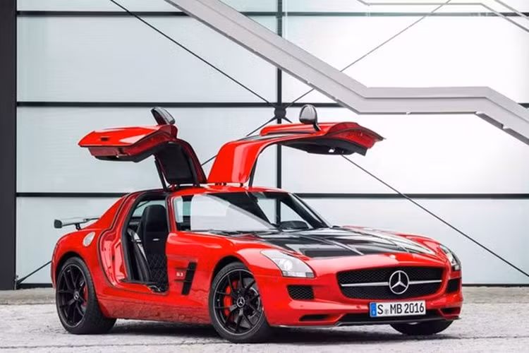  Mercedes-Benz SLS AMG Black Series 2013 từ 373.848 USD (khoảng 9,11 tỷ đồng) Tương tự Mercedes-Benz SLS AMG GT Final Edition, phiên bản SLS AMG Black Series cũng bị ngừng sản xuất từ năm 2013. Mẫu xe này có giá bán từ 373.848 USD (khoảng 9,11 tỷ đồng). Mercedes-Benz SLS AMG Black Series 2013 được trang bị động cơ V8 6.2L cho công suất 635 mã lực và mô-men xoắn 635 Nm.
