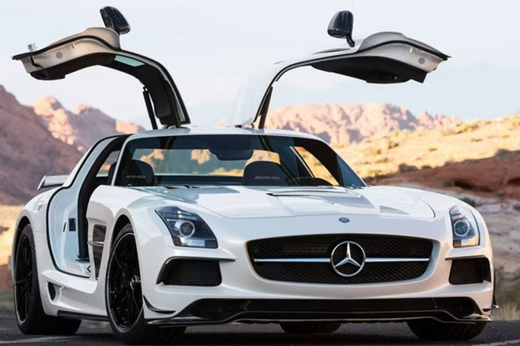  Mercedes-Benz SLS AMG GT Final Edition 2013 từ 301.226 USD (khoảng 7,34 tỷ đồng) Mercedes-Benz SLS AMG GT Final Edition 2013 là một mẫu siêu xe đích thực và mặc dù đã không được sản xuất trong một thập kỷ nay nhưng nó vẫn được xếp hạng là một trong những mẫu xe đắt nhất từng được bán ra bởi thương hiệu Đức. Theo đó, Mercedes-Benz SLS AMG GT Final Edition 2013 có giá bán niêm yết 301.226 USD (khoảng 7,34 tỷ đồng).