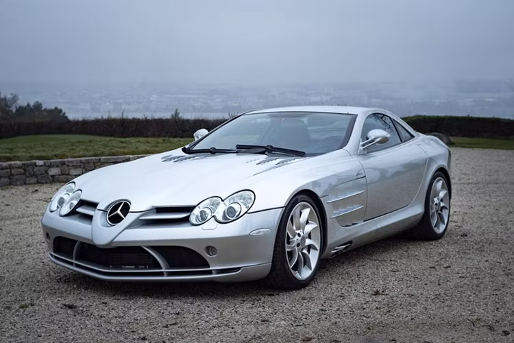 Vào thời điểm đó, giá xe Mercedes-Benz SLR McLaren bán ra khoảng 455.000 USD (khoảng 11 tỷ đồng). Nếu tính thời giá hiện tại do lạm phát, chiếc xe này có giá vào khoảng 750.000 USD (khoảng 18,2 tỷ đồng).