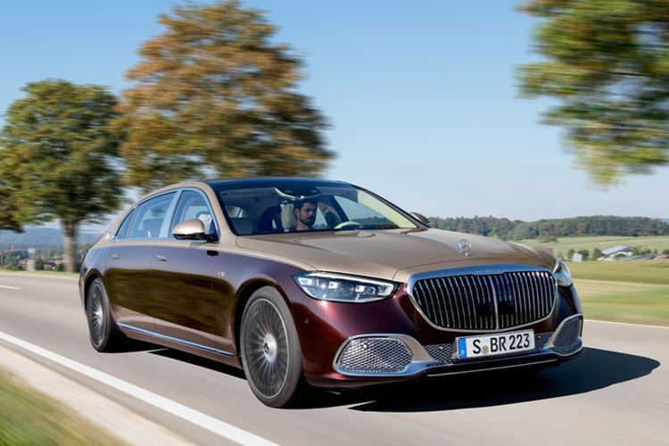 Kết nối với cỗ máy V12 là hộp số tự động 9 cấp 9G-Tronic và hệ dẫn động 4 bánh, giúp chiếc sedan nặng 2,3 tấn chỉ mất 4,4 giây để tăng tốc từ 0 - 100 km/h, nhanh hơn thế hệ mà nó thay thế khoảng 0,3 giây.