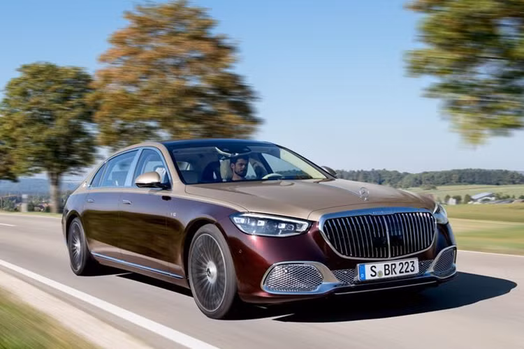 Kết nối với cỗ máy V12 là hộp số tự động 9 cấp 9G-Tronic và hệ dẫn động 4 bánh, giúp chiếc sedan nặng 2,3 tấn chỉ mất 4,4 giây để tăng tốc từ 0 - 100 km/h, nhanh hơn thế hệ mà nó thay thế khoảng 0,3 giây.