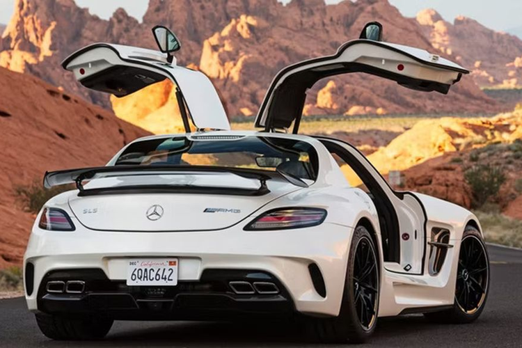 Chỉ có 350 siêu xe SLS AMG GT Final Edition được xuất xưởng, trong đó có cả bản coupe và roadster, cùng các biến thể khác của dòng xe SLS AMG. Mercedes-Benz SLS AMG GT Final Edition được trang bị động cơ V8 6.2L, sản sinh công suất tối đa 591 mã lực, momen xoắn cực đại 650 Nm.