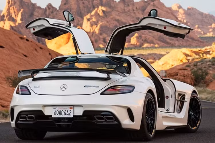 Chỉ có 350 siêu xe SLS AMG GT Final Edition được xuất xưởng, trong đó có cả bản coupe và roadster, cùng các biến thể khác của dòng xe SLS AMG. Mercedes-Benz SLS AMG GT Final Edition được trang bị động cơ V8 6.2L, sản sinh công suất tối đa 591 mã lực, momen xoắn cực đại 650 Nm.