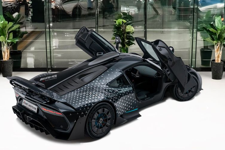 Nhằm áp dụng được triệt để sức mạnh của khối động cơ, các kỹ sư của Mercedes-AMG đã thiết kế hệ truyền động đặc biệt bao gồm bốn động cơ điện kết hợp lại. Hai động cơ được đặt ở phía trước, mỗi động cơ ở mỗi bánh tạo ra 322 mã lực.