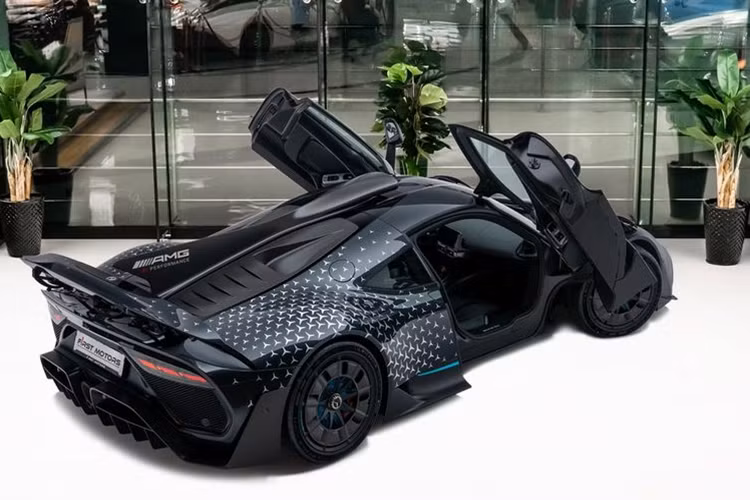 Nhằm áp dụng được triệt để sức mạnh của khối động cơ, các kỹ sư của Mercedes-AMG đã thiết kế hệ truyền động đặc biệt bao gồm bốn động cơ điện kết hợp lại. Hai động cơ được đặt ở phía trước, mỗi động cơ ở mỗi bánh tạo ra 322 mã lực.