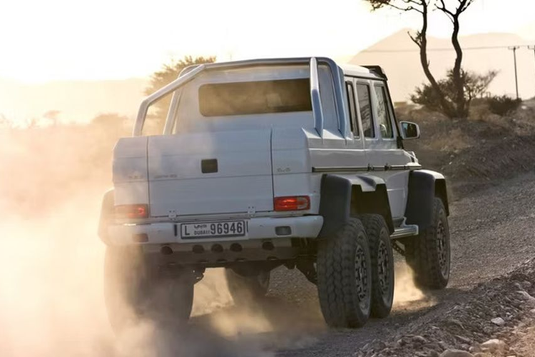 Theo đó, “quái vật” 6 bánh này có giá bán quy đổi hiện tại là 682.777 USD (khoảng 16,6 tỷ đồng), bằng 3 chiếc G63 hoàn toàn mới cộng lại. Cung cấp sức mạnh cho Mercedes-AMG G63 6x6 2015 là khối động cơ V8 Twin-turbocharged 5.5L, sản sinh công suất 536 mã lực và mô-men xoắn 760Nm.