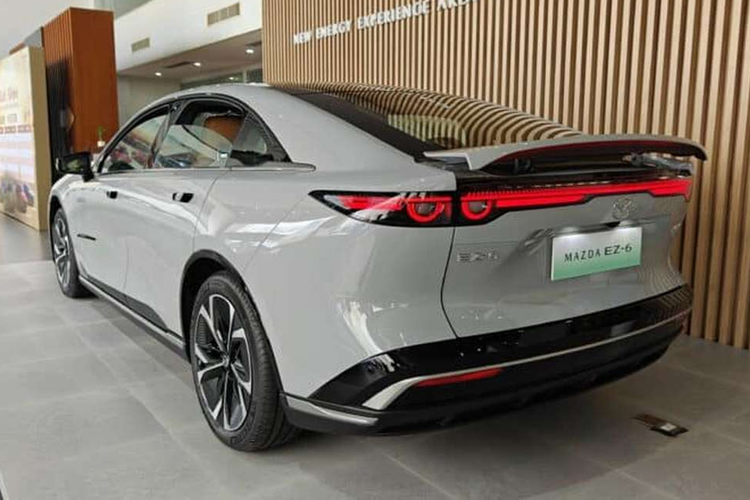 Công nghệ pin lithium iron phosphate (LFP) cho phép sạc từ 30% lên 80% chỉ trong 15 phút. Trong khi đó biến thể hybrid sạc điện (EREV) sử dụng động cơ xăng 1.5L JL473QJ có công suất 70 kW, kết hợp với mô-tơ điện mạnh 160 kW cho phạm vi hoạt động thuần điện là 130 km hoặc 200 km, tùy cấu hình pin.