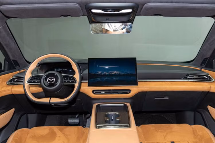 Cách bố trí đèn đặc biệt này được gọi là "Wings of Light", giúp đảm bảo khả năng hiển thị trong khi vẫn duy trì được sức hấp dẫn về mặt thẩm mỹ. Logo Mazda phát sáng càng làm tăng thêm nét tinh tế, nâng cao diện mạo hiện đại tổng thể của xe.