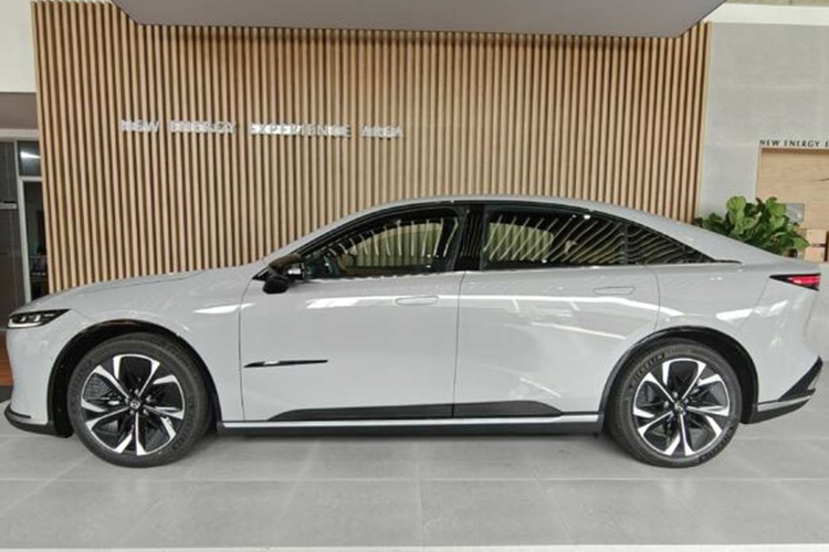 Ở khu vực đầu xe, EZ-6 được trang bị cụm lưới tản nhiệt giả có thiết kế kiểu 3D, đi kèm dải đèn LED phát sáng ở quanh viền. Ở hai bên là cụm đèn chiếu sáng ban ngày thanh mảnh đặc trưng của Mazda. Trong khi đó, đèn pha chính được tách rời, đặt thấp xuống phía dưới.