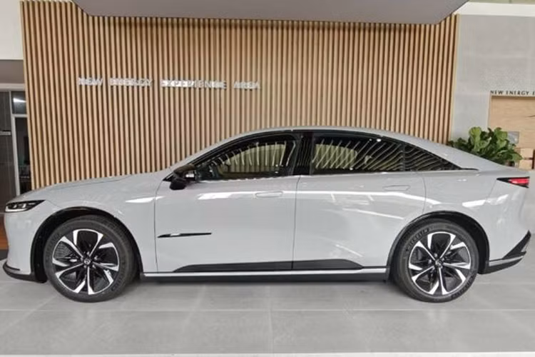 Ở khu vực đầu xe, EZ-6 được trang bị cụm lưới tản nhiệt giả có thiết kế kiểu 3D, đi kèm dải đèn LED phát sáng ở quanh viền. Ở hai bên là cụm đèn chiếu sáng ban ngày thanh mảnh đặc trưng của Mazda. Trong khi đó, đèn pha chính được tách rời, đặt thấp xuống phía dưới.