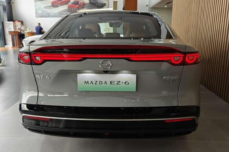 Quãng đường di chuyển kết hợp của xe lên tới 1.301 km.Thời gian nạp pin từ 30% lên 80% chỉ mất khoảng 20 phút. Mazda EZ-6 còn sở hữu gói hỗ trợ lái L2.5 với các tính năng như kiểm soát hành trình thích ứng, hỗ trợ đỗ xe từ xa và hỗ trợ hơn 150 tình huống đỗ xe thường gặp.