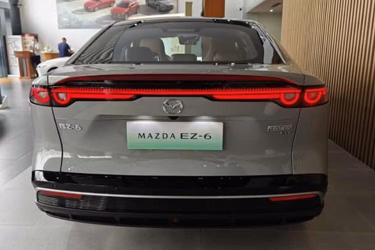 Quãng đường di chuyển kết hợp của xe lên tới 1.301 km.Thời gian nạp pin từ 30% lên 80% chỉ mất khoảng 20 phút. Mazda EZ-6 còn sở hữu gói hỗ trợ lái L2.5 với các tính năng như kiểm soát hành trình thích ứng, hỗ trợ đỗ xe từ xa và hỗ trợ hơn 150 tình huống đỗ xe thường gặp.