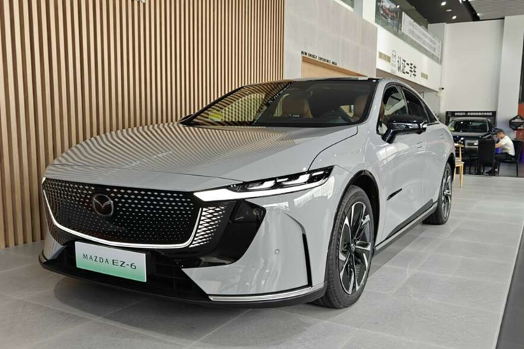 Mazda vừa giới thiệu mẫu sedan cỡ D - Mazda EZ-6 tại Trung Quốc với tổng cộng 7 phiên bản cùng mức giá dao động từ 139.800 - 179.800 NDT (tương đương khoảng 500 - 640 triệu VNĐ). Mazda EZ-6 được phát triển dựa trên nền tảng hybrid EPA của Changan.