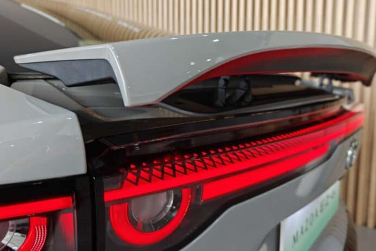 Bên cạnh đó là hệ thống đèn viền 64 màu có thể tùy chỉnh để phù hợp với nhiều tâm trạng khác nhau. Về truyền động, Mazda EZ-6 bản thuần điện (BEV) được trang bị mô-tơ điện đặt phía sau với công suất 255 mã lực. Xe có hai tùy chọn pin là 56,1 kWh và 68,8 kWh cung cấp phạm vi hoạt động lần lượt là 480 km và 600 km, theo tiêu chuẩn CLTC.