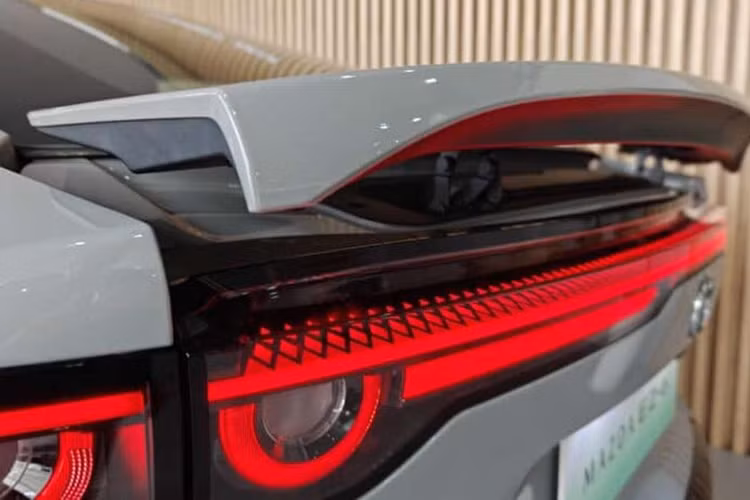 Bên cạnh đó là hệ thống đèn viền 64 màu có thể tùy chỉnh để phù hợp với nhiều tâm trạng khác nhau. Về truyền động, Mazda EZ-6 bản thuần điện (BEV) được trang bị mô-tơ điện đặt phía sau với công suất 255 mã lực. Xe có hai tùy chọn pin là 56,1 kWh và 68,8 kWh cung cấp phạm vi hoạt động lần lượt là 480 km và 600 km, theo tiêu chuẩn CLTC.