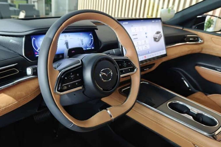 Phía sau, đèn hậu vẫn giữ lại 2 vòng tròn LED đặc trưng mỗi bên nhưng được bổ sung thêm dải LED vắt ngang nắp cốp. Ngoài ra, xe còn được trang bị cánh gió dạng đuôi vịt, được kích hoạt khi tốc độ đạt trên mức 90 km/h, giúp cải thiện khả năng khí động học.