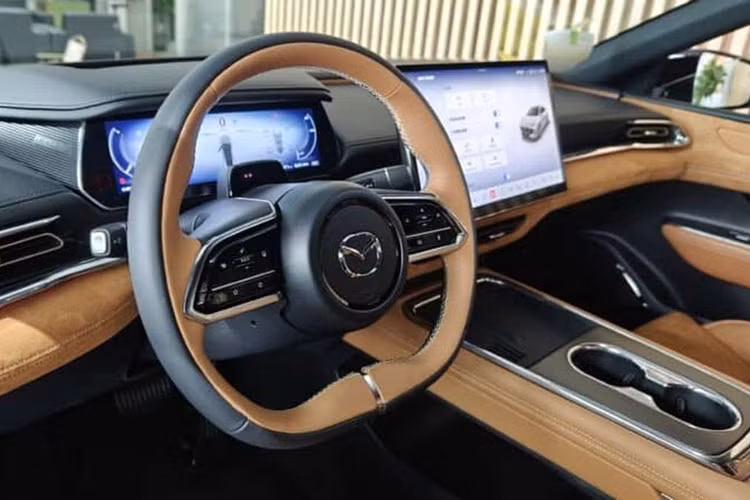 Phía sau, đèn hậu vẫn giữ lại 2 vòng tròn LED đặc trưng mỗi bên nhưng được bổ sung thêm dải LED vắt ngang nắp cốp. Ngoài ra, xe còn được trang bị cánh gió dạng đuôi vịt, được kích hoạt khi tốc độ đạt trên mức 90 km/h, giúp cải thiện khả năng khí động học.