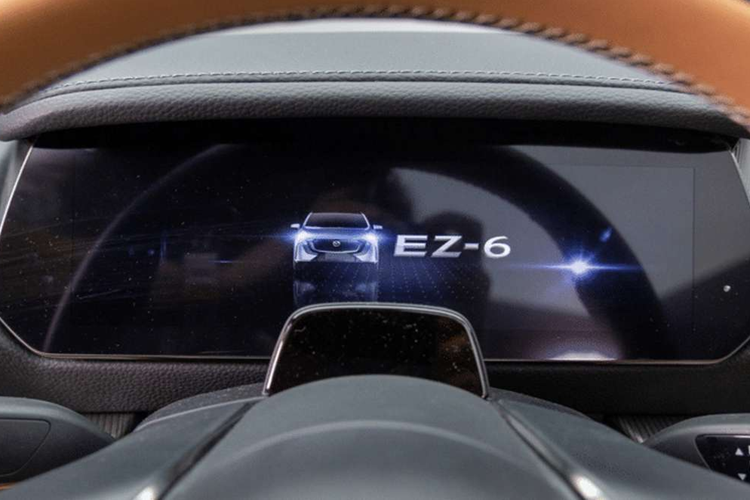 Nổi bật là màn hình giải trí cảm ứng kích thước 14,6 inch đặt giữa mặt taplo và bảng đồng hồ kỹ thuật số 10,2 inch. Hàng ghế trước được trang bị ghế không trọng lực có thể ngả gần như phẳng, rất lý tưởng để nghỉ ngơi trong những chuyến đi dài. Tiếp đến là hệ thống âm thanh Sony cao cấp và vi xử lý Snapdragon 8155 phục vụ hệ thống giải trí.