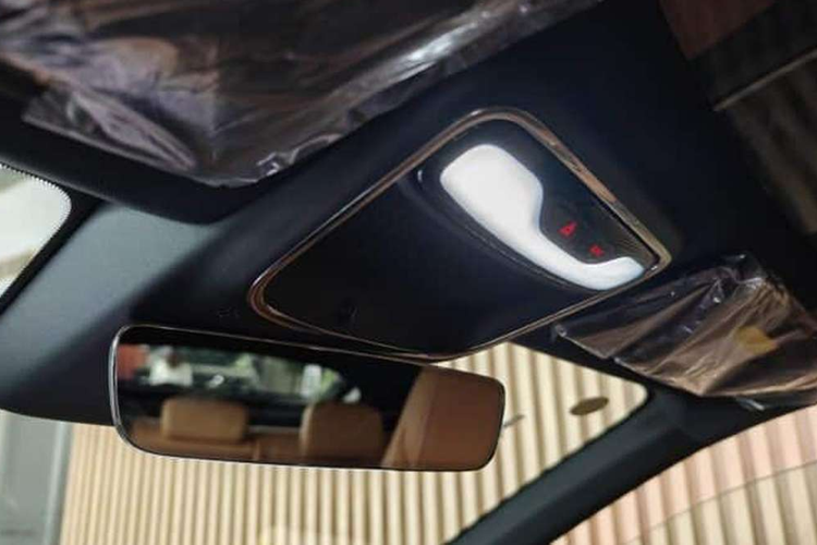 Mẫu xe sedan Mazda EZ-6 còn sở hữu gói hỗ trợ lái L2.5 với các tính năng như kiểm soát hành trình thích ứng, hỗ trợ đỗ xe từ xa và hỗ trợ hơn 150 tình huống đỗ xe thường gặp. Bên trong cabin, Mazda EZ-6 sở hữu không gian nội thất hiện đại, tập trung vào sự thoải mái và công nghệ.